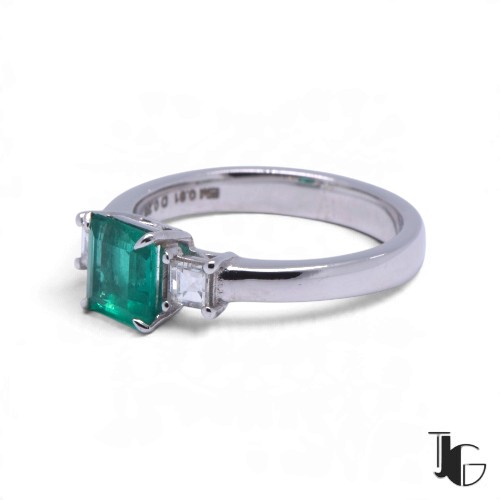 a26 6 Bague émeraude diamants princesse – bijoux nantes – joaillerie guerin nantes