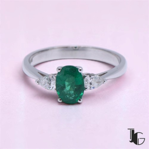 Bague émeraude diamants poires – bijouterie nantes – joaillerie guerin nantes